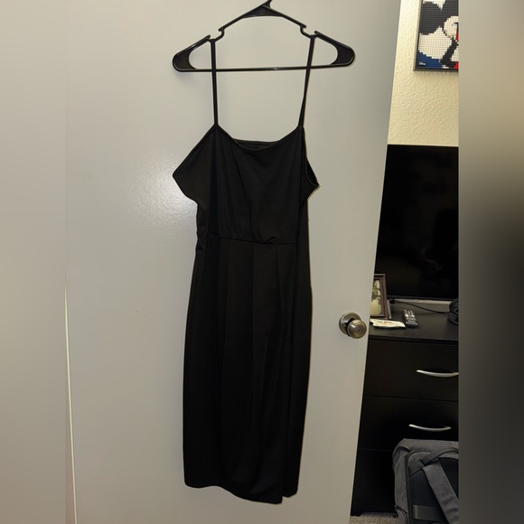 Elegant Black Dress - Picture 1 of 4